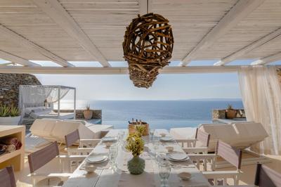 Waterfront villa with a swimming pool, sea view and direct access to the sea
