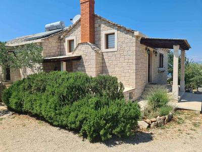Dalmatian stone house with swimming pool near Supetar