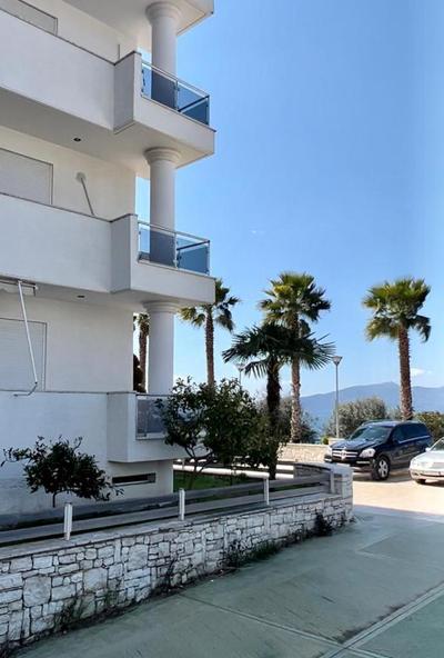 White SideSea View Apartment