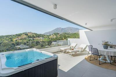Seaviews Private jacuzzi rooftop&luxurious living