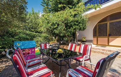 Rooms Croatia with parking, kitchen and dining area for guests