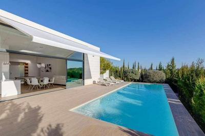 Preciosa villa con la piscina en las Colinas