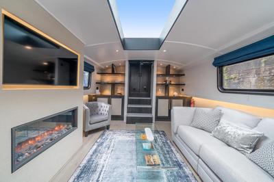 Elegant houseboat near Canary Wharf