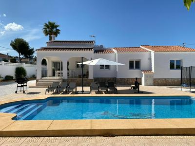 Villa con piscina, soleada, tranquila y céntrica