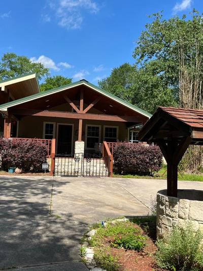 The Manor- 4 BR Home with Pool Table, Swimming Pond and Sand Volleyball