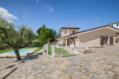 Villa Chiara APT 1- Appartamento in villa con piscina