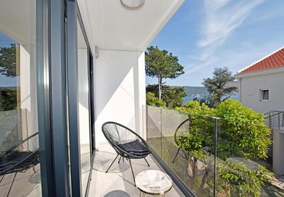 4K - Modern apartment very close to the sea