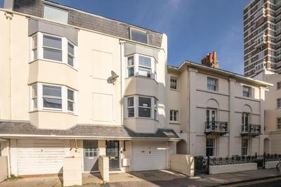 Best location,4-br house,Churchill square car park & sea-2 min, Brighton conference centre 3 min, shops, restaurants, i-360, pier - walking distance