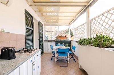 Bilocale affrescato con box privato & spiaggia a 150m