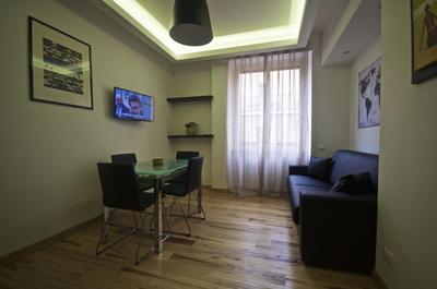 Piramide House