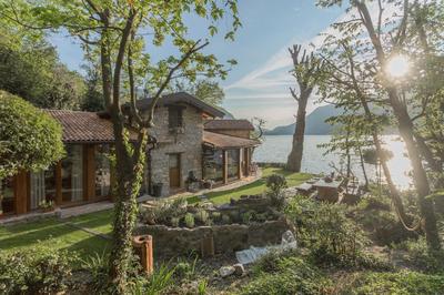 The Writer's Nest Waterfront Villa by Rent All Como