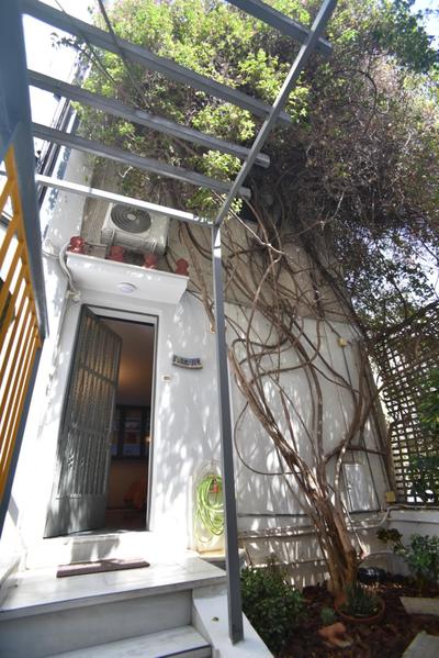 Canto-Home Alongside The Acropolis