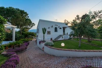 Villa with pool & jacuzzi