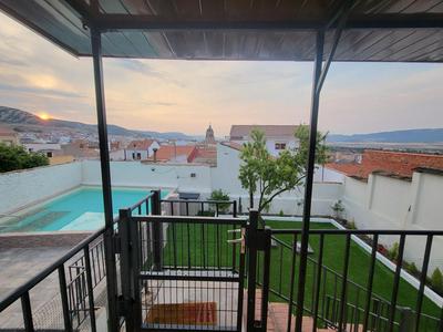 Casa Oasis Puertollano, una casa en un entorno rural en Puertollano, agradable, con Piscina en zona tranquila
