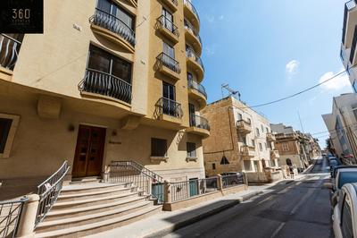 Designer, fully equipped APT, just off Tower Road by 360 Estates