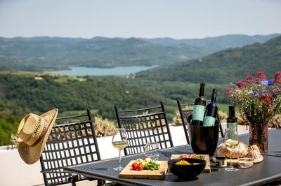 Casa Mille Olivi - Peaceful Lake View House, Private 50m2 Pool, near Motovun