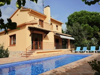 Town villa with swimming pool 10 min from the beach