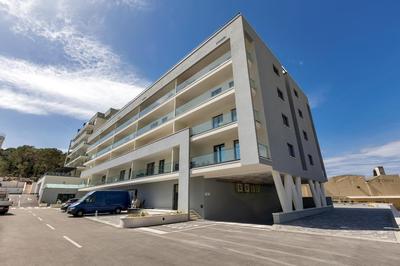 Lux Ella Apartment With Shared Pool