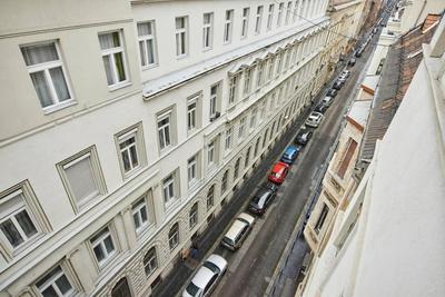 1 Bedroom Apartment Sleeps 2 -Balcony -Lift Access