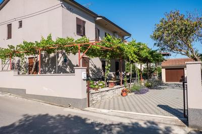 Apartment casa MELITA with garden in a quiet location near Pula, beatiful beach