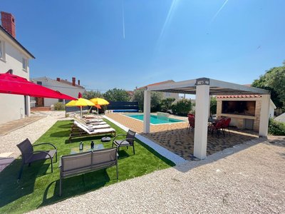 Holiday house with a private heated swimming pool