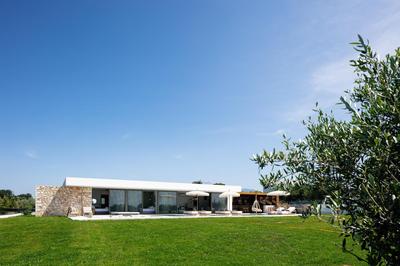 Cresto Iconic Villa, with Heated Spa Whirlpool, By ThinkVilla