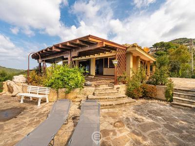 Enchanting Seaview Getaway