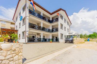 Glumac modern apartment in Novalja center