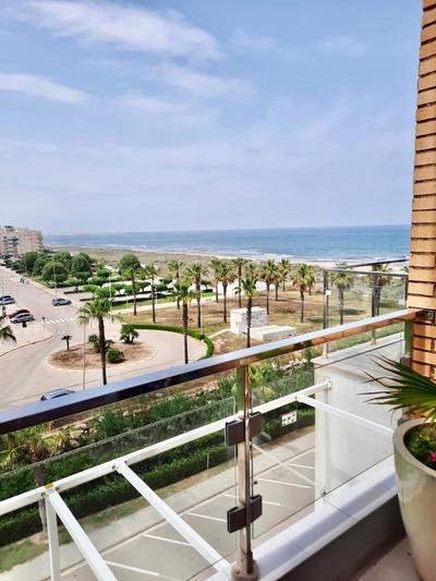 Apartamento a 100 metros de la playa con grande terraza y vistas al mar