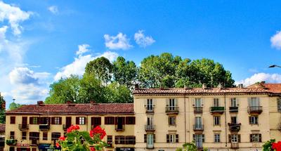 Exquisitely renovated and centrally located apartment with free parking