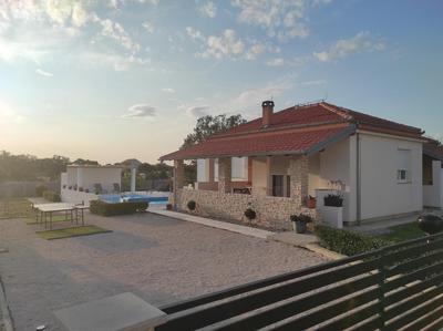 Holidayhouse Alirio with heated pool.