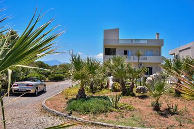 Mariza's Beachfront Apartment with Swimming Pool