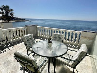 Beachfront apartment with pleasant views of the sea and the historic lighthouse.
