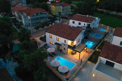 Villa Kaoru brand new Villa with a heated swimming pool