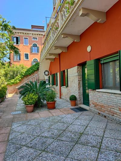 Leo's House with Garden