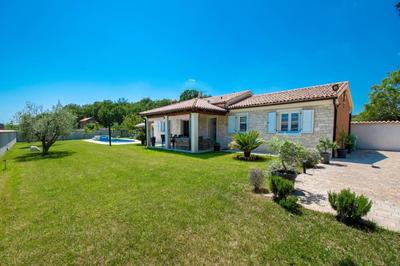 Charming Villa with Pool and Jacuzzi