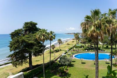 Beautiful front-line beach apartment in Estepona.