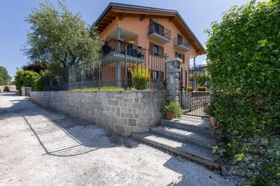 Apartment with garden and parking