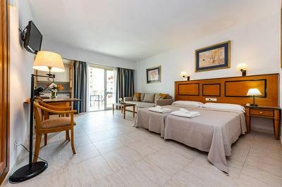 Private Studio Pyr by the beach promenade - shared pool available