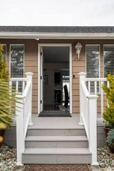 Shiny Rambler House with Spacious Solarium.