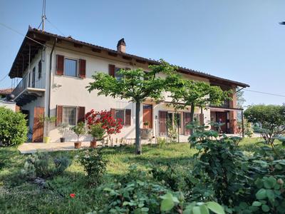 Riviera delle Langhe Wine Country House with a Pool