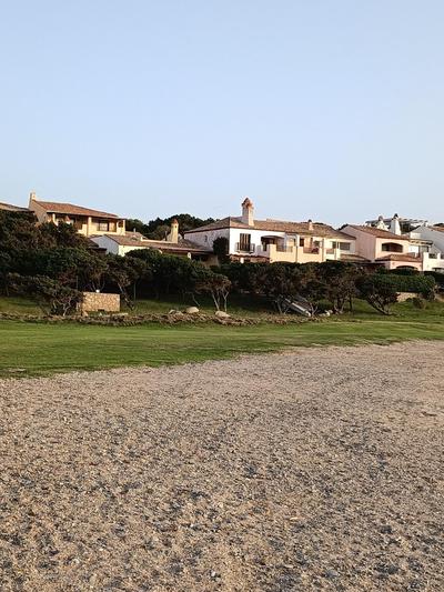 Porto Cervo località Cala del Faro. Affitto bilocale con portico e giardino.