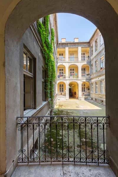 SZ63 Szondi Apartment