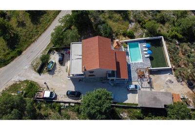 Holiday House Laetitia with pool