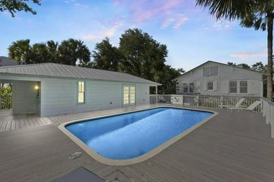 The Seaside Treasure Sparkling Pool w Guesthouse