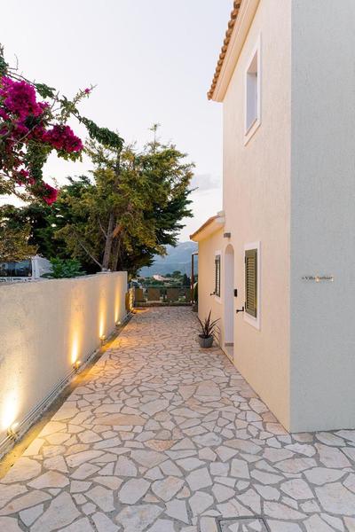 Vasilopoulos Residences - Villa Anthia with jaccuzzi & Villa Emelia with shared pool
