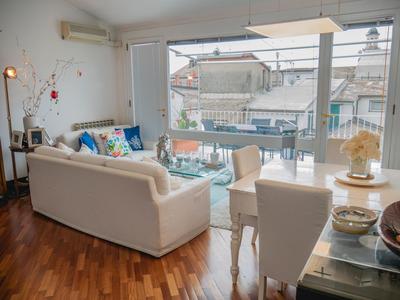 038 - Attico LUSSUOSO terrazza CENTRO Citta' 500m MARE, parcheggio gratis vicino