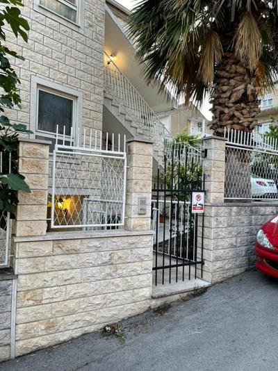 Spacious Apartment with 2 Bathrooms, Near Beach and Center