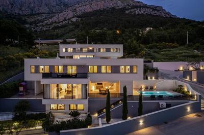 Luxury, seafront Villa Petra with heated pool only 50m from beach