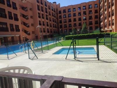 Apartamento luminoso cerca de Plenilunio y aeropuerto con garaje, piscina y vigilancia 24h